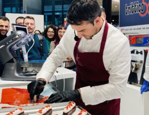 Scopri di più sull'articolo Sigep 2024: Damiano Carrara ‘incanta’ Rimini con lo show cooking