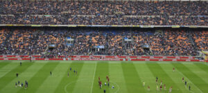 Scopri di più sull'articolo Cibo da stadio: cosa si mangia nel 2024? Rituali del calcio italiano