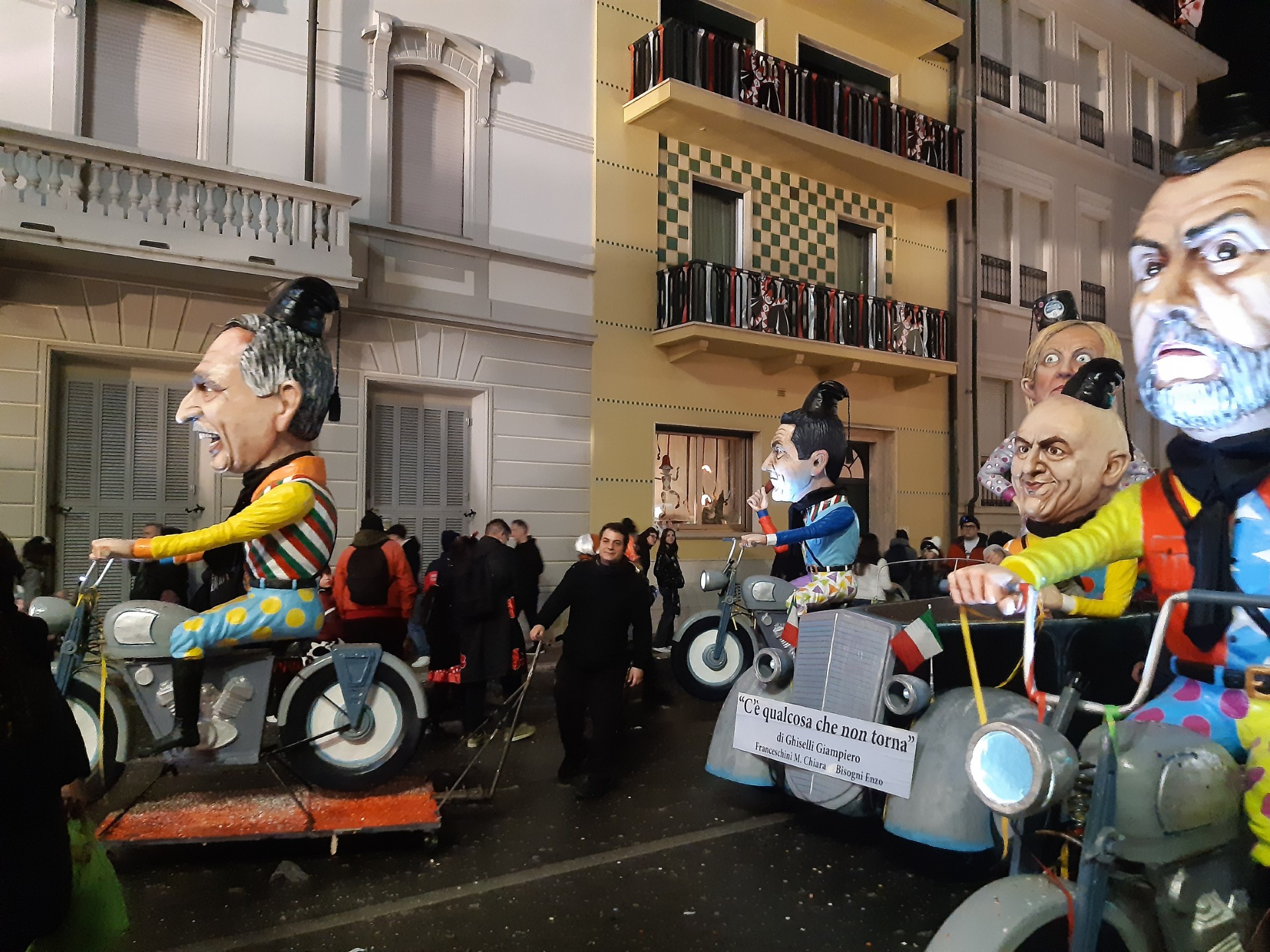 Scopri di più sull'articolo Carnevale di Viareggio 2025: domani il 4° Corso Mascherato notturno